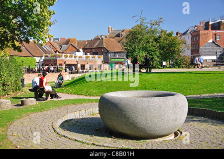 'Flusso e riflusso' scultura di Pietro Randall-Page, Newbury serratura, Newbury, Berkshire, Inghilterra, Regno Unito Foto Stock