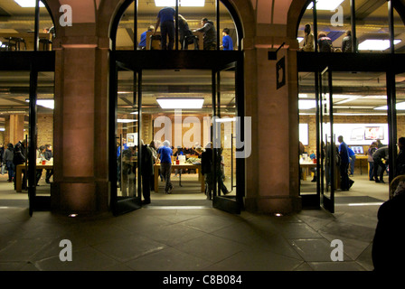 Apple store in Covent Garden di Londra di notte Foto Stock