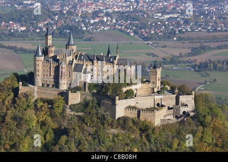 VISTA AEREA. Hohenzollern Castello che si affaccia sulla città di Hechingen. Baden-Wurttemberg, Germania. Foto Stock