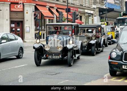 Vecchia Rolls Royce Cars driving nell' Haymarket, Londra Foto Stock