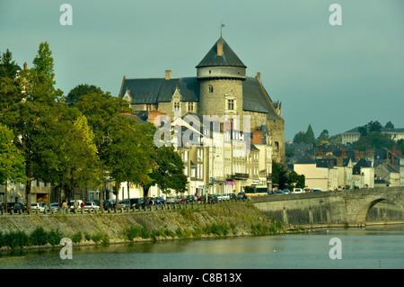 Castello di Laval città in Mayenne (Pays de la Loire, Francia). Il fiume : "la Mayenne'. Foto Stock