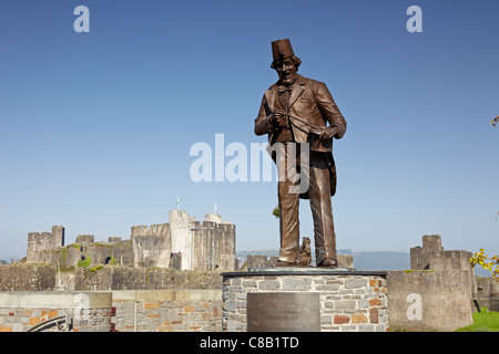 Statua del comico Tommy Cooper vicino Castello di Caerphilly, Caerphilly, South Wales, Regno Unito Foto Stock