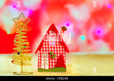 Natale Golden Tree e rosso casa vichy nelle luci sfocate Foto Stock