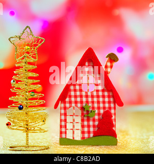 Natale Golden Tree e rosso casa vichy nelle luci sfocate Foto Stock