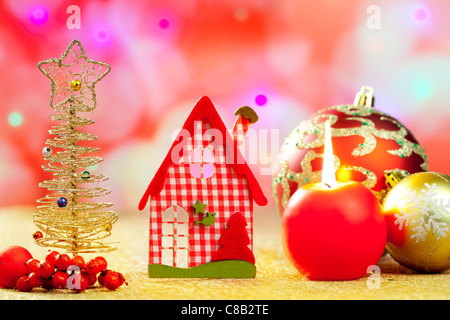 Natale Golden Tree e rosso casa vichy nelle luci sfocate Foto Stock