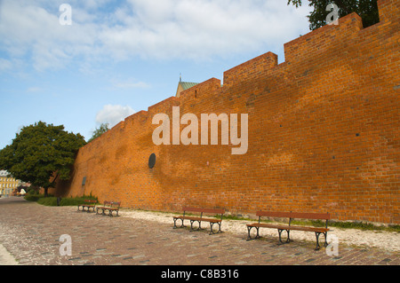 Via Podwale accanto alle vecchie mura della città Varsavia Polonia Europa Foto Stock