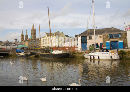 Cornwall Inghilterra REGNO UNITO vista sul fiume Truro verso il centro città e il magnifico Duomo Foto Stock