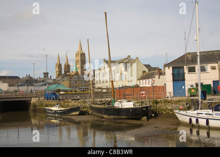 Cornwall Inghilterra REGNO UNITO vista sul fiume Truro verso il centro città e la magnifica cattedrale del Riverside Walk Foto Stock