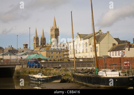 Cornwall Inghilterra REGNO UNITO vista sul fiume Truro verso il centro città e la magnifica cattedrale del Riverside Walk Foto Stock