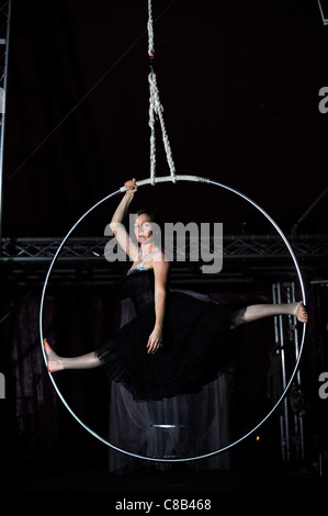 Antenna Hoop performer Shaena Brandell praticando con il Nofitstate Circus in tour in South Wales UK Foto Stock