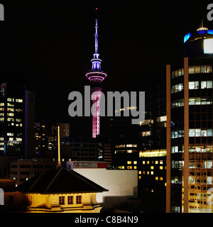 Vista di Auckland, la Sky Tower illuminata di notte, Nuova Zelanda. Foto Stock