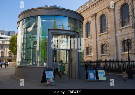 Ingresso alla cripta il cafe di St Martin nei campi chiesa Trafalgar square Londra Inghilterra Regno Unito Europa Foto Stock