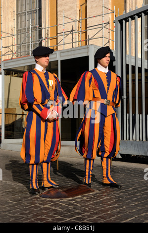 Italia, Roma, città del Vaticano, guardie svizzere in uniforme estiva Foto Stock