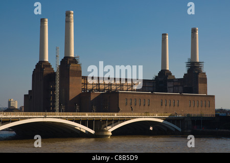 Battersea Power Station e Chelsea Bridge west London Inghilterra England Regno Unito Europa Foto Stock