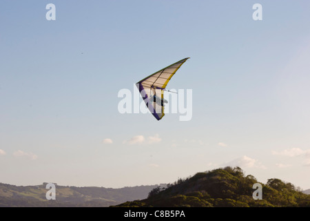 Deltaplano sulle colline a Byron Bay, Nuovo Galles del Sud Australia Foto Stock