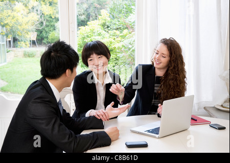 Donna di consegnare le chiavi per uomo Foto Stock