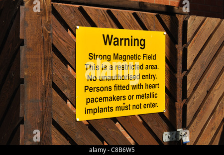 Campo magnetico forte segno di avvertimento, San Cross Hospital, Rugby, Warwickshire, Inghilterra, Regno Unito Foto Stock