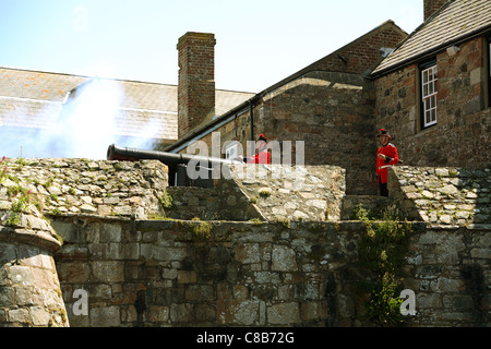 Castle Cornet mezzogiorno Canon sparando St Peter Port Guernsey Foto Stock