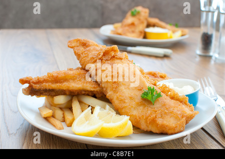 Tradizionale piatto di pesce e patatine fritte Foto Stock