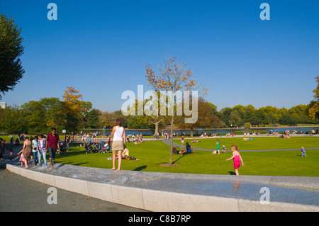 La principessa Diana Memorial Fontana in Hyde Park Central Londra Inghilterra Regno Unito Europa Foto Stock