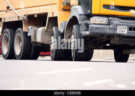 Un basso livello di vista delle ruote di un carrello che si muove lungo una strada Foto Stock