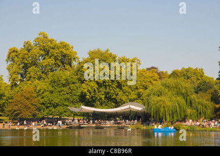 La Serpentina lago di Hyde Park Central Londra Inghilterra Regno Unito Europa Foto Stock