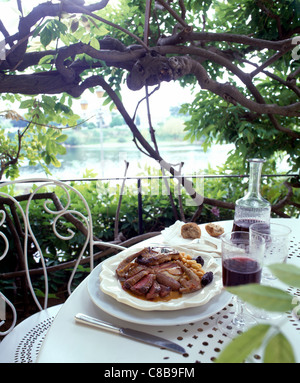 Giovane piccione con in padella il foie gras su pancetta affumicata torta di patate Foto Stock