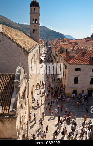 Guardando verso il basso lungo la lunghezza della Stradun (Placa).Main Street a Dubrovnik dalle mura della città Foto Stock