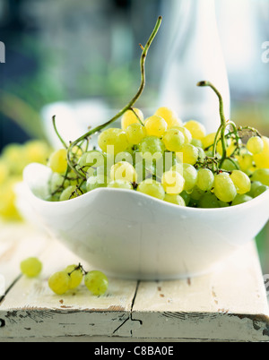 Uva verde nel recipiente Foto Stock