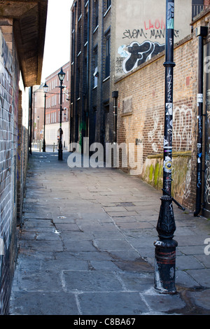 Un vicolo di modo in Shoreditch coperto di graffiti. Londra. Regno Unito. Foto Stock