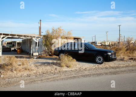 Rolls Royce parcheggiata sul lato della strada vicino a case abbandonate Foto Stock