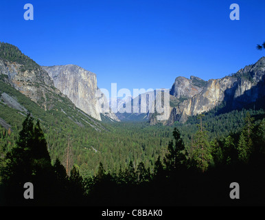 Vista della valle dal punto di ispirazione, Yosemite National Park, California, Stati Uniti d'America Foto Stock