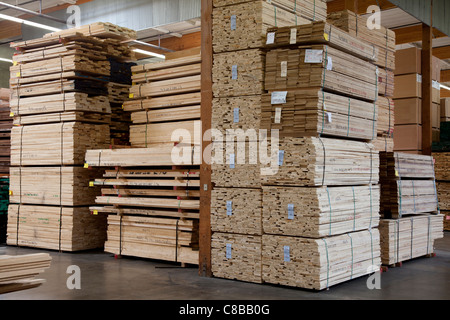 Pile di pannelli di legno compensato impilate in magazzino Foto Stock