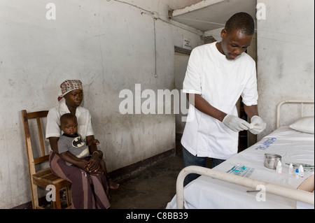 Rapido test HIV di un bambino la cui madre è HIV/AIDS positive a Quelimane Mozambico Foto Stock