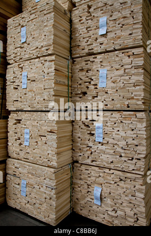 Close-up di pile di pannelli di legno compensato in magazzino Foto Stock