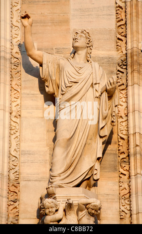 Milano - la statua dell'apostolo Giovanni dalla facciata ovest del Duomo di Pacetti Camillo (1758 - 1822). Foto Stock