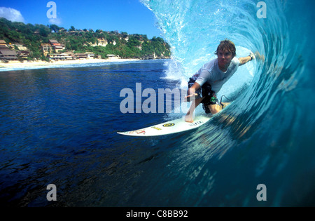 Navigare nel tubo a Bingin Beach. Bingin, Bukit Peninsula, Bali, Indonesia, Asia sud-orientale, Asia Foto Stock