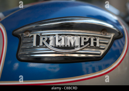 Trionfo di metallo con logo sul serbatoio del carburante, shallow DOF Foto Stock