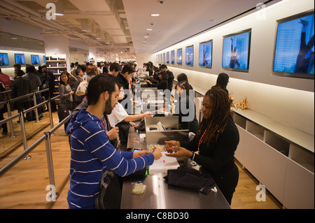 I clienti a fare acquisti presso la grande apertura di Uniqlo flagship store sulla Fifth Avenue a New York Foto Stock