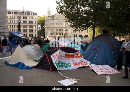 Anti-capiatlist manifestanti camp al di fuori di St.Paul, Londra Foto Stock