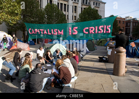 Anti-capiatlist manifestanti camp al di fuori di St.Paul, Londra Foto Stock