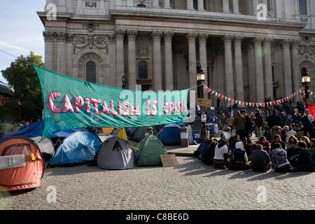 Anti-capiatlist manifestanti camp al di fuori di St.Paul, Londra Foto Stock