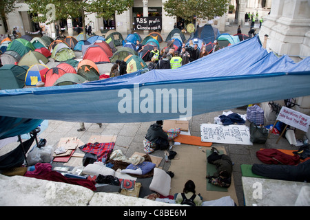 Anti capiatlist manifestanti camp al di fuori di St.Paul, Londra Foto Stock