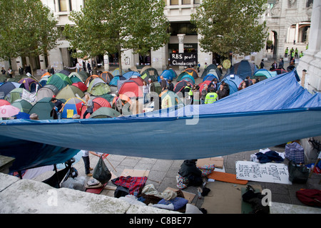 Anti capiatlist manifestanti camp al di fuori di St.Paul, Londra Foto Stock