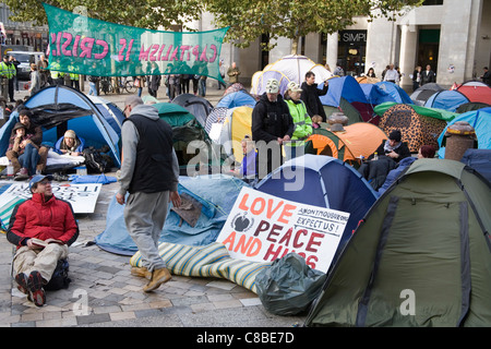 Anti capiatlist manifestanti camp al di fuori di san la Cattedrale di San Paolo Foto Stock