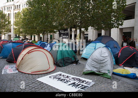 Anti capiatlist manifestanti camp al di fuori di St.Paul, Londra come parte di occupare London Stock Excange dimostrazione Foto Stock