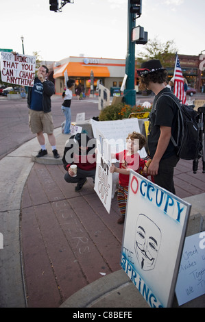 Occupare Wall Street manifestanti su Bijou Street Colorado Springs, Colorado. Stati Uniti d'America Foto Stock