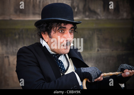 Attore di strada al Edinburgh Fringe Festival, imitando Charlie Chaplin, Scozia, Regno Unito, Gran Bretagna Foto Stock