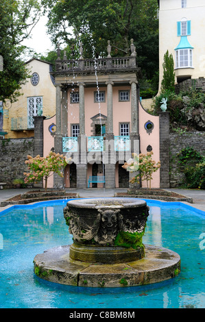 Una piscina con fontana design italienate portmeirion resort GALLES Foto Stock