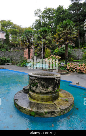 Una piscina con fontana design italienate portmeirion resort GALLES Foto Stock